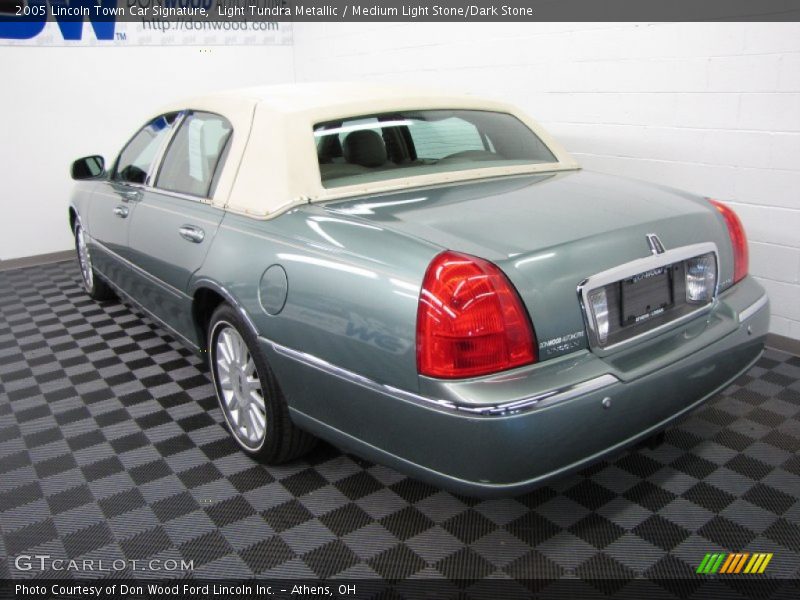 Light Tundra Metallic / Medium Light Stone/Dark Stone 2005 Lincoln Town Car Signature