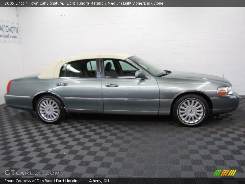  2005 Town Car Signature Light Tundra Metallic