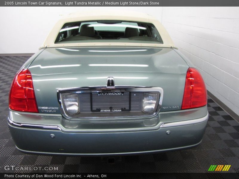 Light Tundra Metallic / Medium Light Stone/Dark Stone 2005 Lincoln Town Car Signature