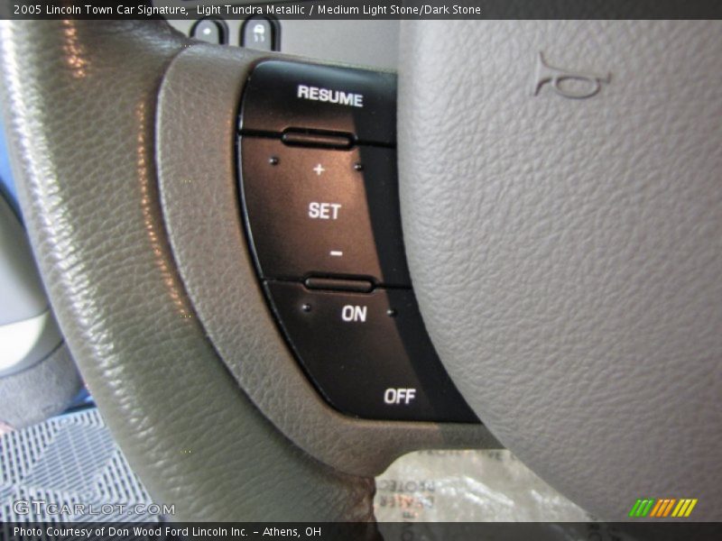 Controls of 2005 Town Car Signature