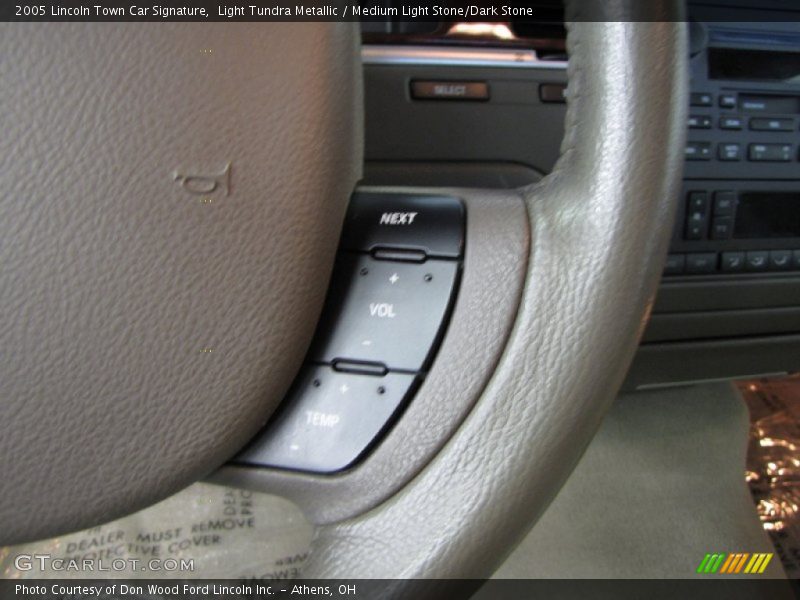 Controls of 2005 Town Car Signature