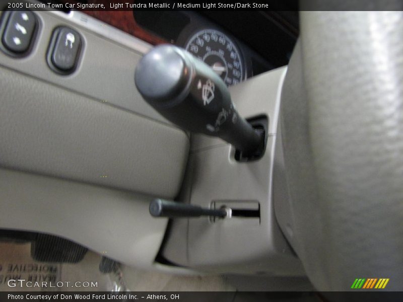 Controls of 2005 Town Car Signature