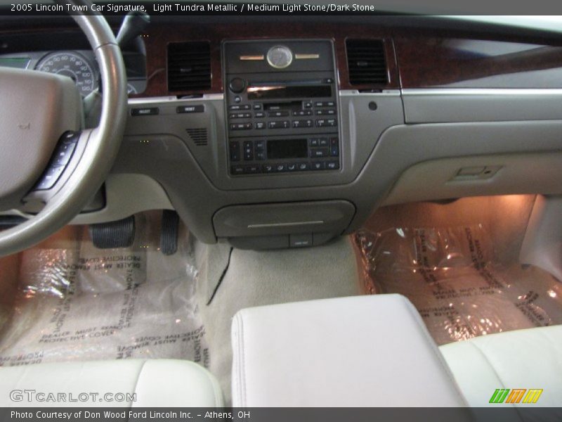 Light Tundra Metallic / Medium Light Stone/Dark Stone 2005 Lincoln Town Car Signature