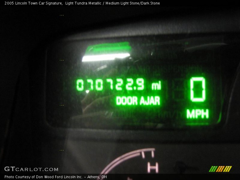 Controls of 2005 Town Car Signature