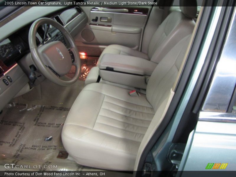  2005 Town Car Signature Medium Light Stone/Dark Stone Interior