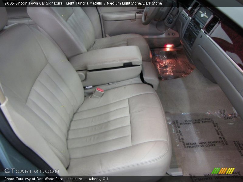 Front Seat of 2005 Town Car Signature