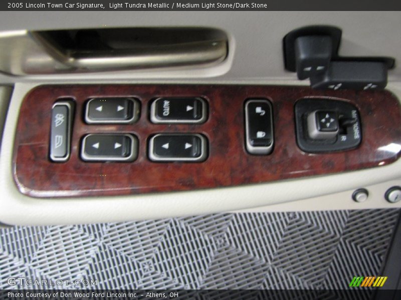 Controls of 2005 Town Car Signature