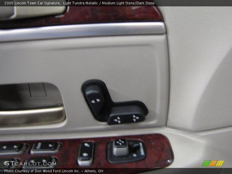 Controls of 2005 Town Car Signature