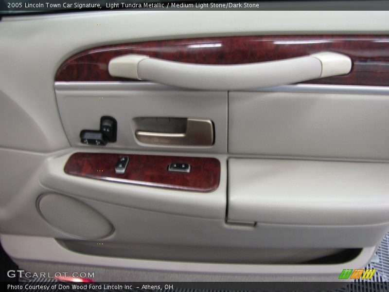 Light Tundra Metallic / Medium Light Stone/Dark Stone 2005 Lincoln Town Car Signature