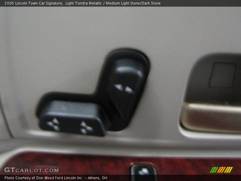 Light Tundra Metallic / Medium Light Stone/Dark Stone 2005 Lincoln Town Car Signature
