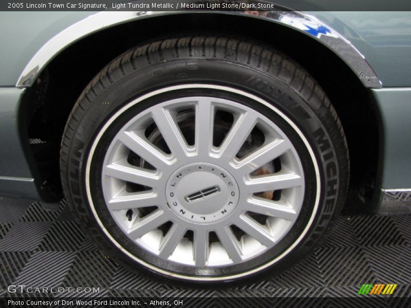  2005 Town Car Signature Wheel