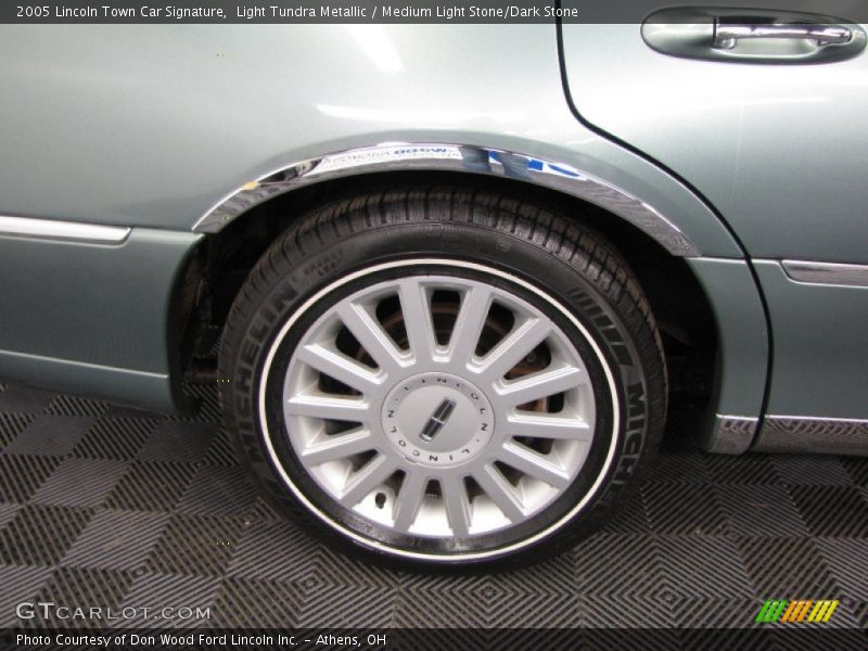  2005 Town Car Signature Wheel