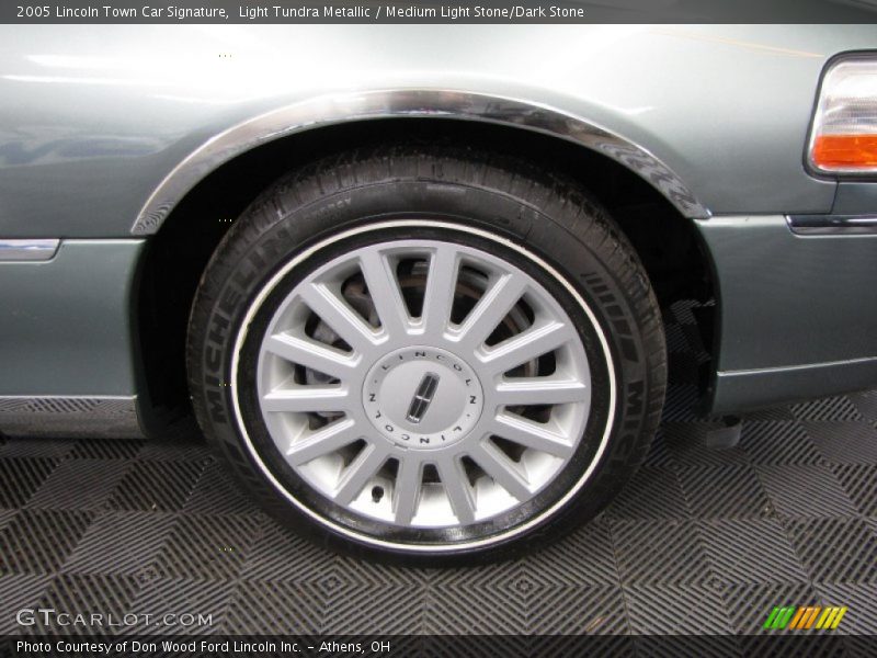  2005 Town Car Signature Wheel