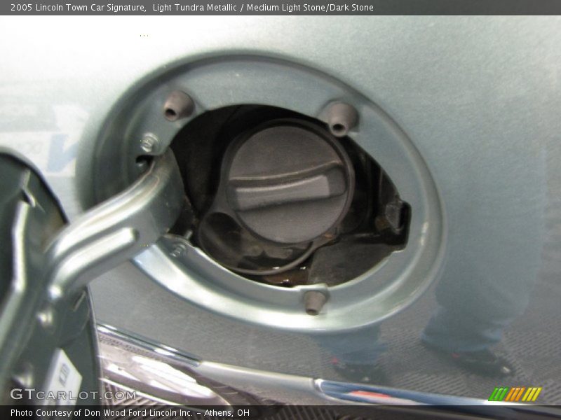 Light Tundra Metallic / Medium Light Stone/Dark Stone 2005 Lincoln Town Car Signature