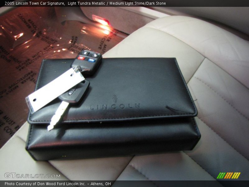 Books/Manuals of 2005 Town Car Signature