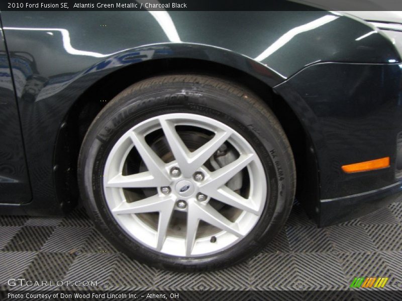 Atlantis Green Metallic / Charcoal Black 2010 Ford Fusion SE