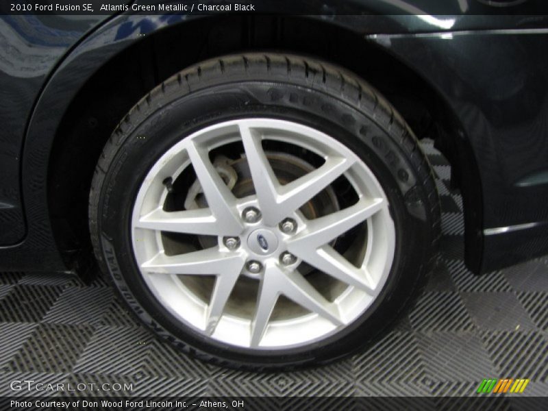 Atlantis Green Metallic / Charcoal Black 2010 Ford Fusion SE