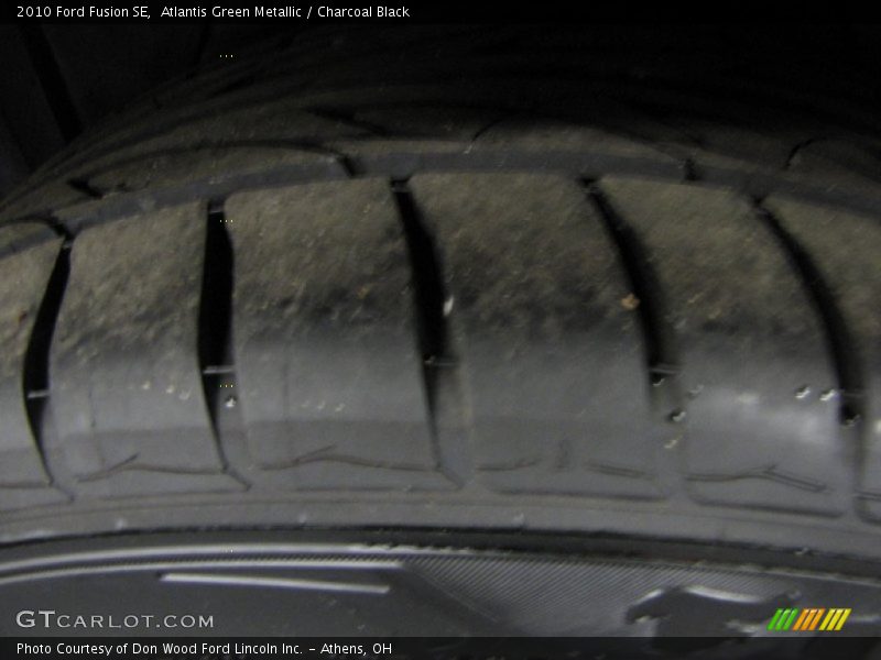 Atlantis Green Metallic / Charcoal Black 2010 Ford Fusion SE