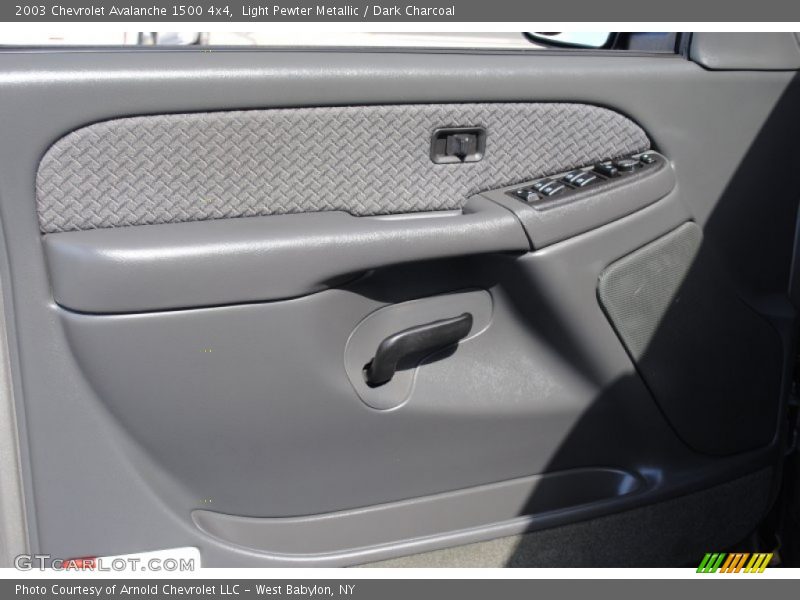 Light Pewter Metallic / Dark Charcoal 2003 Chevrolet Avalanche 1500 4x4