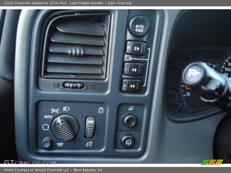 Light Pewter Metallic / Dark Charcoal 2003 Chevrolet Avalanche 1500 4x4