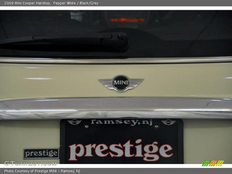 Pepper White / Black/Grey 2009 Mini Cooper Hardtop