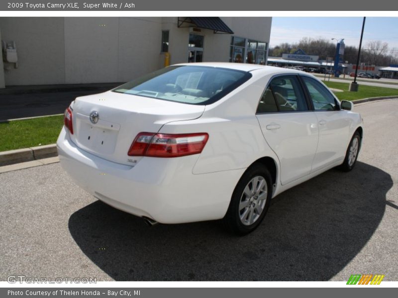 Super White / Ash 2009 Toyota Camry XLE