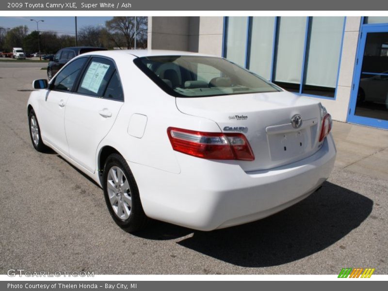 Super White / Ash 2009 Toyota Camry XLE