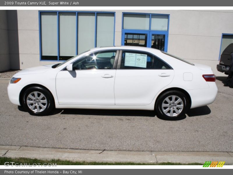 Super White / Ash 2009 Toyota Camry XLE