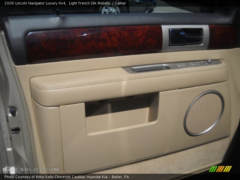 Light French Silk Metallic / Camel 2006 Lincoln Navigator Luxury 4x4