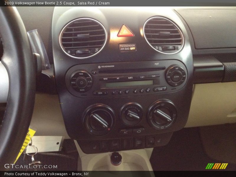 Salsa Red / Cream 2009 Volkswagen New Beetle 2.5 Coupe