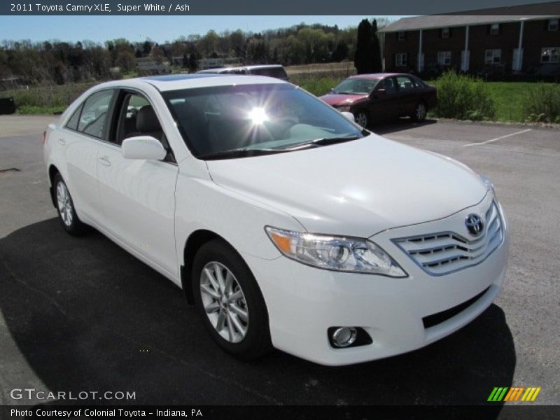 Super White / Ash 2011 Toyota Camry XLE