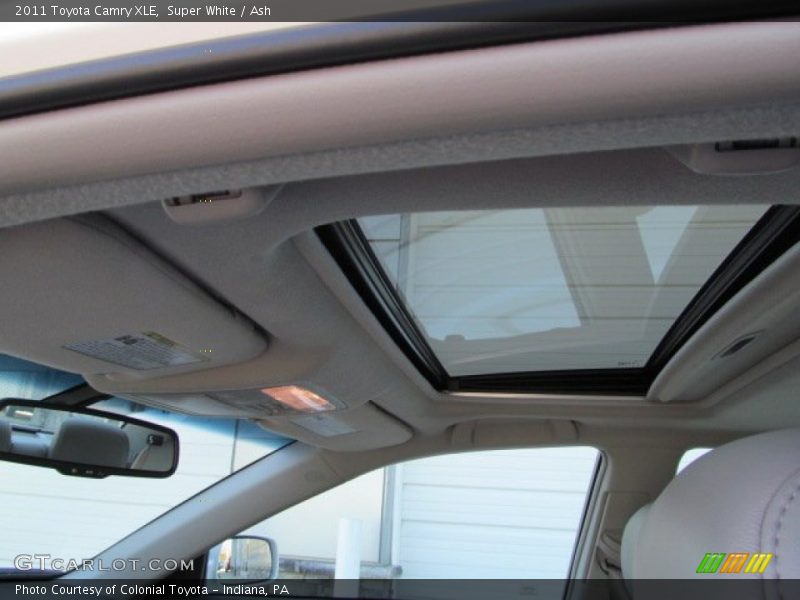 Super White / Ash 2011 Toyota Camry XLE