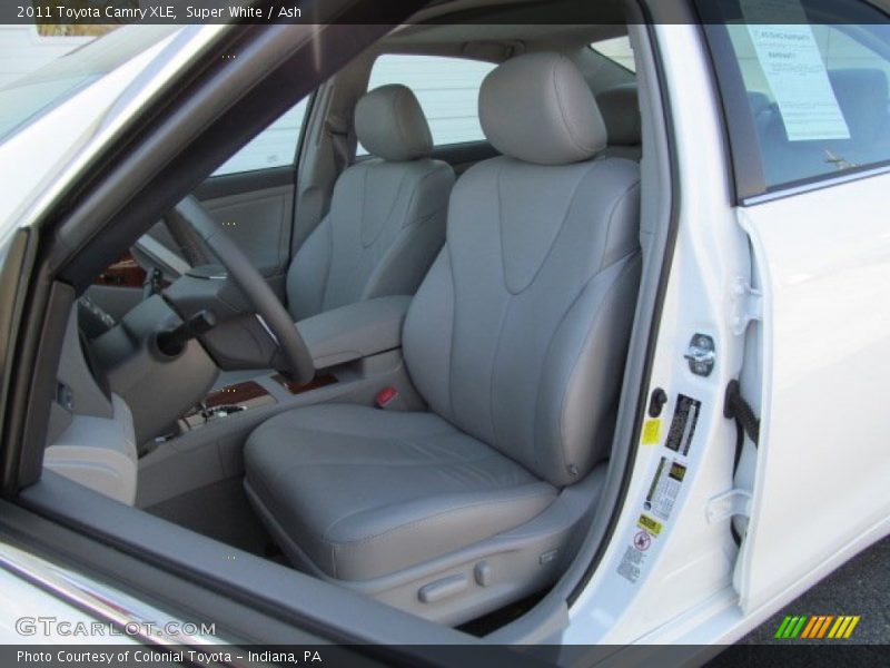 Super White / Ash 2011 Toyota Camry XLE