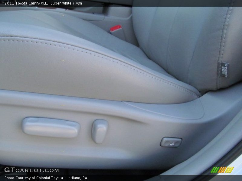 Super White / Ash 2011 Toyota Camry XLE
