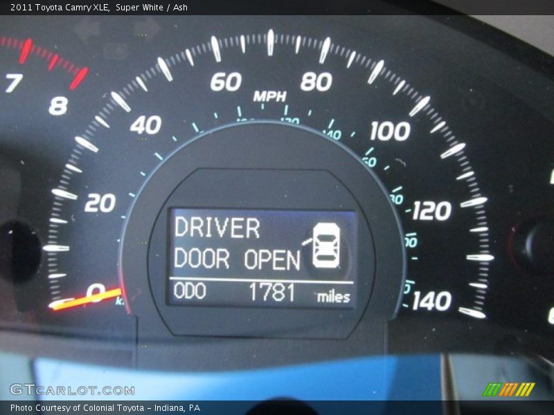 Super White / Ash 2011 Toyota Camry XLE