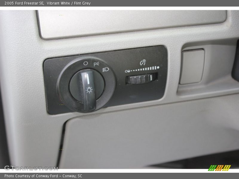 Vibrant White / Flint Grey 2005 Ford Freestar SE