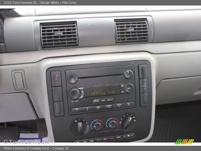 Vibrant White / Flint Grey 2005 Ford Freestar SE