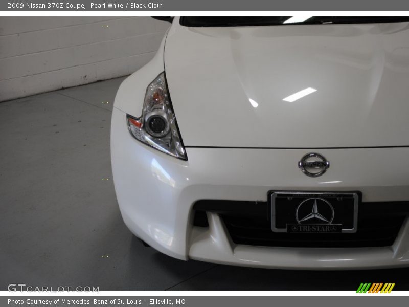 Pearl White / Black Cloth 2009 Nissan 370Z Coupe