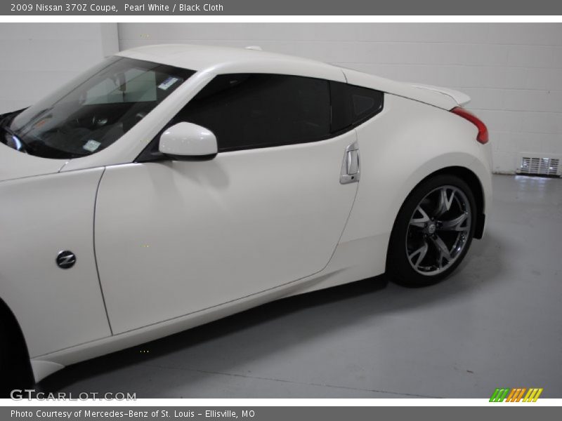 Pearl White / Black Cloth 2009 Nissan 370Z Coupe