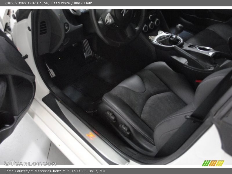 Pearl White / Black Cloth 2009 Nissan 370Z Coupe