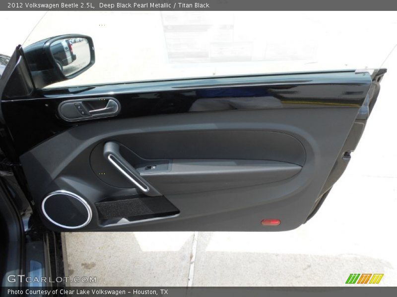 Deep Black Pearl Metallic / Titan Black 2012 Volkswagen Beetle 2.5L