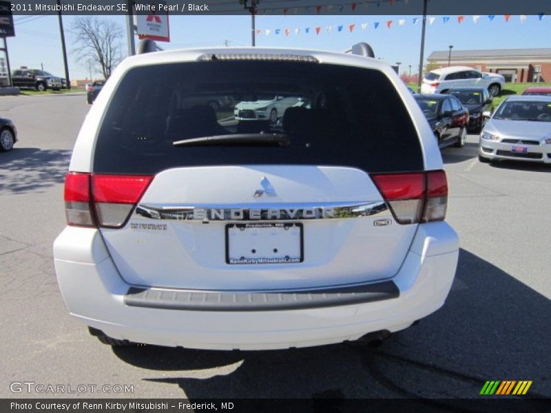 White Pearl / Black 2011 Mitsubishi Endeavor SE