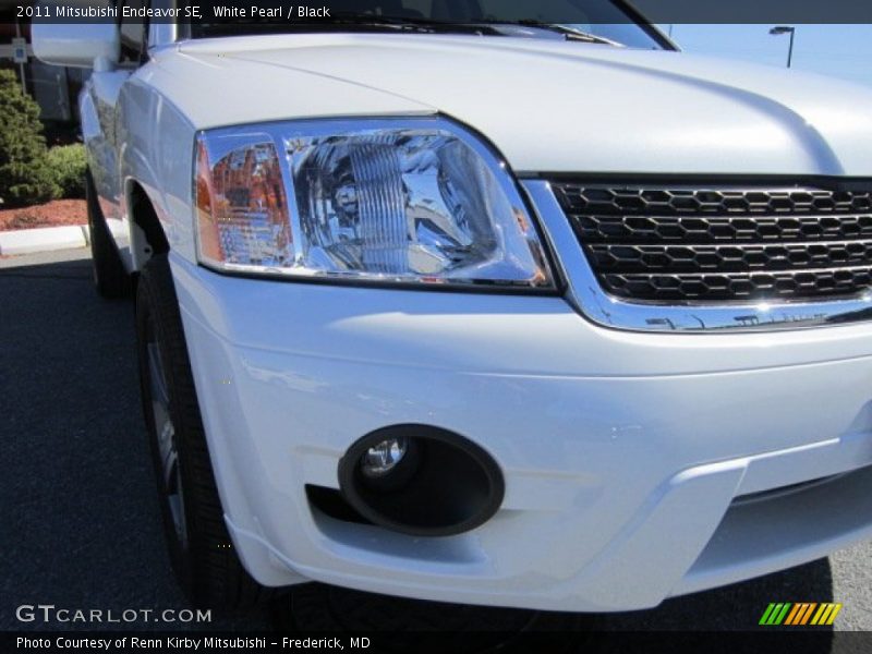 White Pearl / Black 2011 Mitsubishi Endeavor SE