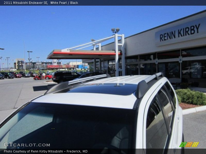 White Pearl / Black 2011 Mitsubishi Endeavor SE