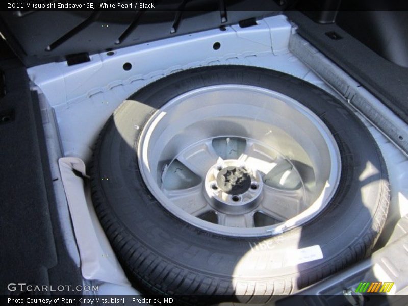 White Pearl / Black 2011 Mitsubishi Endeavor SE