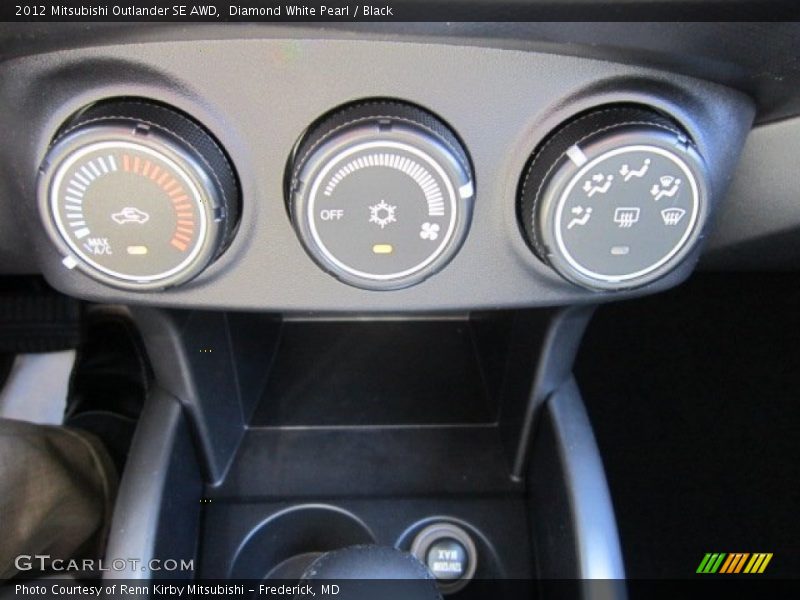 Diamond White Pearl / Black 2012 Mitsubishi Outlander SE AWD
