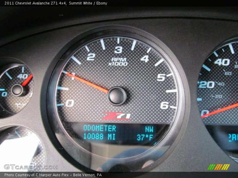 Summit White / Ebony 2011 Chevrolet Avalanche Z71 4x4