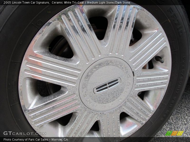  2005 Town Car Signature Wheel