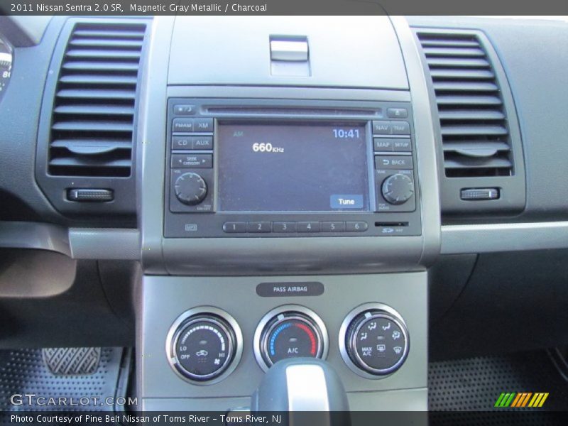 Magnetic Gray Metallic / Charcoal 2011 Nissan Sentra 2.0 SR