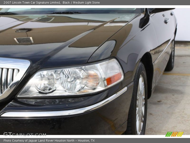 Black / Medium Light Stone 2007 Lincoln Town Car Signature Limited